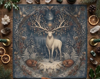 Könnte beinhalten: Ein quadratischer Wandteppich mit den Maßen 25,4 cm x 25,4 cm, der einen weißen Hirsch mit großem Geweih in einem verschneiten Wald zeigt. Das Design umfasst einen Halbmond, Sterne und zwei schlafende Füchse am Boden in einem kreisförmigen Rahmen.