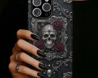 Könnte beinhalten: Schwarze Handyhülle mit detailliertem Totenkopf-Design, roten Rosen und silbernen Verzierungen. Die Hülle hat eine dunkle, gotische Ästhetik mit einem sich wiederholenden Blumenmuster und einem kleinen Totenkopf unten.