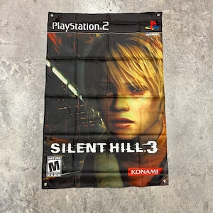 以下が含まれることがあります： 「PlayStation 2」と「Silent Hill 3」の文字が白で書かれた黒と赤のビデオゲームバナー。バナーには、金髪の赤い目の女性が描かれている。ゲームのレーティング「M for Mature」は左下の隅に表示されている。「KONAMI」の文字は右下の隅にある。