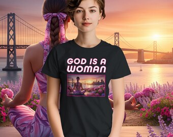 DIOS ES MUJER - Bay Bridge Bliss - Camiseta unisex de cuello redondo de peso pesado / Gildan® 5000