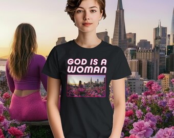 DIOS ES MUJER - Meditaciones de San Francisco - Camiseta unisex de cuello redondo de peso pesado / Gildan® 5000