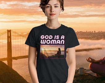 DIOS ES MUJER - Golden Gate State of Mind - Camiseta unisex de cuello redondo de peso pesado / Gildan® 5000