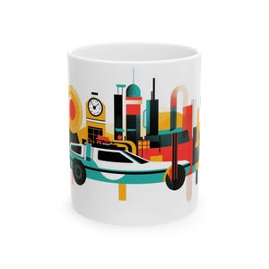 Puede incluir: Taza de cerámica blanca con una ilustración colorida de un horizonte urbano futurista y un coche que viaja en el tiempo. El coche es azul, blanco y negro, y la ciudad es una mezcla de rojo, amarillo, naranja y negro.