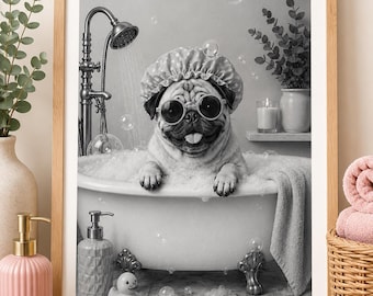 Puede incluir: Un cuadro en blanco y negro con un carlino que lleva un gorro de ducha de lunares y gafas de sol redondas, sentado en una bañera con patas llena de burbujas. En la escena se ven un cabezal de ducha, un patito de goma y una toalla.