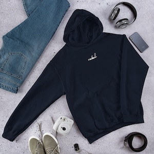 Op de afbeelding: Een marineblauw hoodie met het woord "rebel" in wit geborduurd op de voorkant.