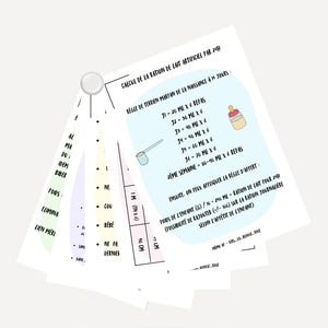 Peut inclure: Un ensemble de cartes informatives, maintenues par une punaise argentée, avec du texte manuscrit et des illustrations. Les cartes contiennent des formules pour calculer les quantités de lait infantile, avec des mesures en millilitres et centimètres.
