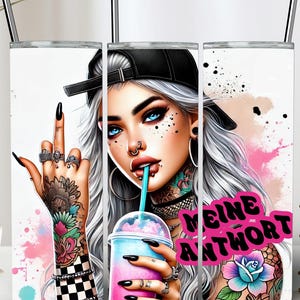 Könnte beinhalten: Ein weißer Edelstahlbecher mit einem bunten Bild einer Frau mit einer schwarzen Baseballkappe, Tattoos und einem rosa-blauen Slush. Der Text "Meine Antwort" ist in Pink auf dem Becher.