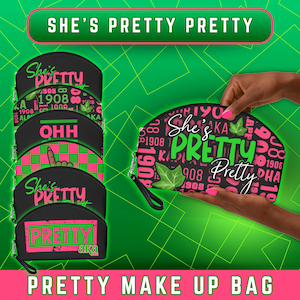 Bolsa de maquillaje "She's Pretty Pretty" - Bolsa de cosméticos personalizada - Regalo de viaje rosa y verde - Regalo de belleza con letras griegas para ella y su hermandad