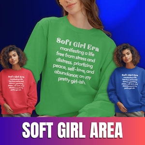 Moletom Soft Girl Era - Na minha Soft Girl Era, Feminino, Retro Girly Vibes, Pulôver Feminino com Letras Brancas