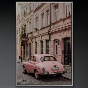 Impresión de coche retro rosa en callejón histórico de la ciudad, lienzo de vehículo vintage, arte de pared, decoración de pared automotriz clásica, listo para colgar, regalo, póster vertical