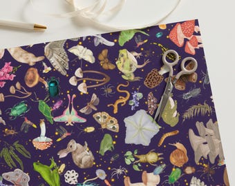 Peut inclure: Papier cadeau violet foncé avec un motif répété d'insectes, de champignons et d'autres éléments naturels. Une paire de ciseaux et un ruban sont visibles.