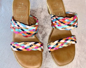 Sandálias retrô italianas de salto plataforma em ráfia com tiras trançadas coloridas, tamanho 7,5, em excelente estado de conservação.