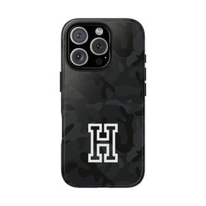 Funda de teléfono con inicial de monograma personalizada, inicial personalizada para iPhone 16, Samsung Galaxy S24, Google Pixel 8, letra universitaria de camuflaje negro, regalo para teléfono