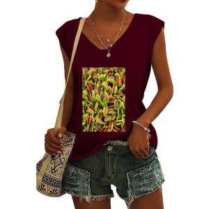Puede incluir: Una camiseta color granate con cuello en V que presenta un estampado rectangular de numerosas plantas carnívoras atrapamoscas verdes y rojas. La camiseta tiene mangas cortas y se combina con pantalones cortos de mezclilla.
