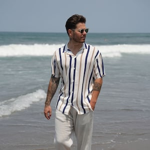 Weiß gestreiftes Strandhemd, Button-Down-Kurzarmhemd, blau gestreiftes Oversize-Herrenhemd, Vintage 90er-Jahre-Streifenhemd Sezarcollections Bild 1