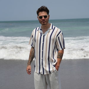 Weiß gestreiftes Strandhemd, Button-Down-Kurzarmhemd, blau gestreiftes Oversize-Herrenhemd, Vintage 90er-Jahre-Streifenhemd Sezarcollections Bild 3