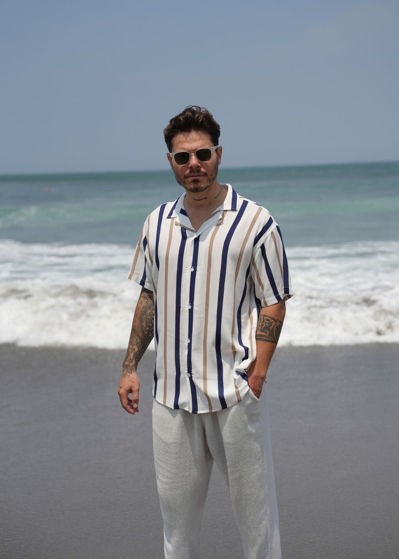 Weiß gestreiftes Strandhemd, Button-Down-Kurzarmhemd, blau gestreiftes Oversize-Herrenhemd, Vintage 90er-Jahre-Streifenhemd Sezarcollections Bild 3