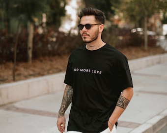 „No more love“-Motto-T-Shirt, minimalistisches schwarzes T-Shirt mit Frontprint, hochwertiges T-Shirt in bequemen Farben, einfaches Baumwoll-T-Shirt von Sezarcollections