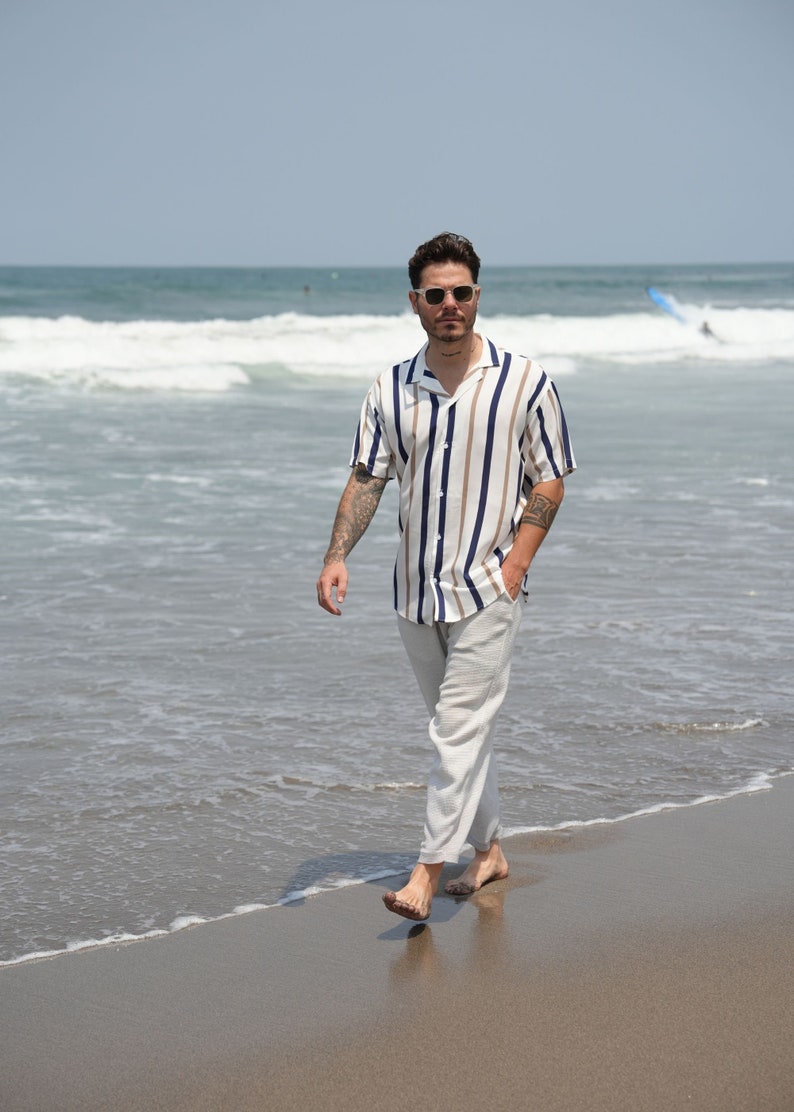 Weiß gestreiftes Strandhemd, Button-Down-Kurzarmhemd, blau gestreiftes Oversize-Herrenhemd, Vintage 90er-Jahre-Streifenhemd Sezarcollections Bild 2