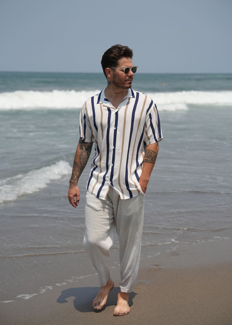 Weiß gestreiftes Strandhemd, Button-Down-Kurzarmhemd, blau gestreiftes Oversize-Herrenhemd, Vintage 90er-Jahre-Streifenhemd Sezarcollections Bild 1