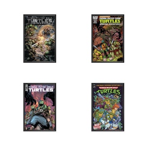 Può includere: Quattro diverse copertine di fumetti delle Tartarughe Ninja. Le copertine sono incorniciate in nero e presentano diverse illustrazioni delle tartarughe in azione. Le copertine sono intitolate "Teenage Mutant Ninja Turtles Universe", "Teenage Mutant Ninja Turtles Amazing Adventures", "Teenage Mutant Ninja Turtles" e "Teenage Mutant Ninja Turtles New Series".