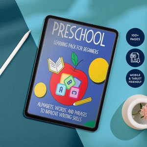 Może przedstawiać: Tablet cyfrowy wyświetlający kolorowy pakiet edukacyjny dla przedszkolaków dla początkujących. Okładka przedstawia jabłko z literami A, B i C na klockach, książkę i ołówek. Tekst na okładce brzmi "Preschool Learning Pack for Beginners" i "Alphabets, Words, and Phrases to Improve Writing Skills". Tablet znajduje się na niebieskiej powierzchni z białym ołówkiem i białym wazonem z różowym kwiatem.