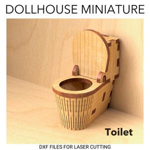 Peut inclure: Une miniature de toilette en bois pour maison de poupée avec le couvercle fermé. La toilette est en bois brun clair avec des accents brun foncé. La toilette est posée sur une surface en bois brun clair. Le texte "Toilette" est imprimé sous la toilette. Le texte "DXF FILES FOR LASER CUTTING" est imprimé sous le texte "Toilette".
