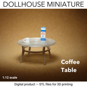 Puede incluir: Mesa de centro en miniatura para casa de muñecas con una taza blanca y un cartón de leche. La mesa es redonda con una tapa clara y patas de madera. El texto "Coffee Table" es visible. Escala 1:12.
