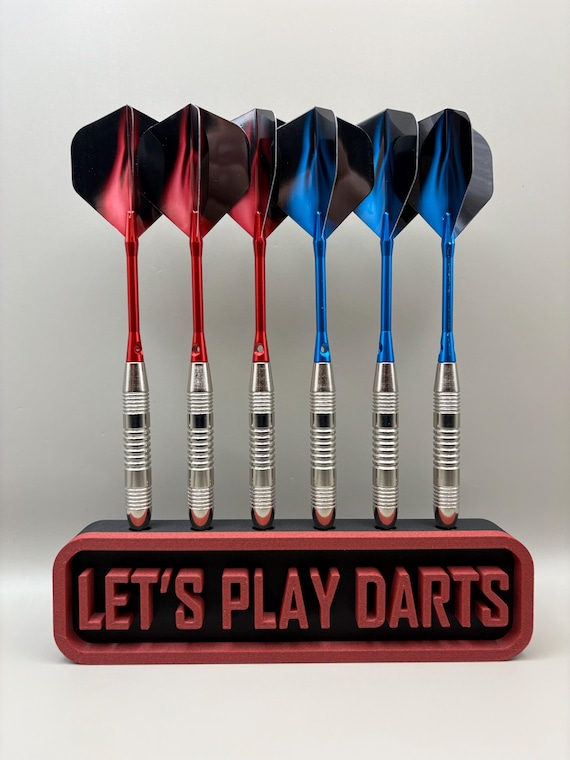 6 Darts Holder “Let’s Play Darts” – Wall Mounted or Freestanding Stand, Darts Storage Organiser, Pub Games Room Gift Display Rack