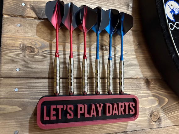 6 Darts Holder “Let’s Play Darts” – Wall Mounted or Freestanding Stand, Darts Storage Organiser, Pub Games Room Gift Display Rack