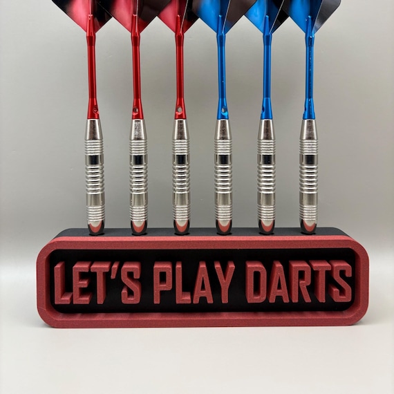6 Darts Holder “Let’s Play Darts” – Wall Mounted or Freestanding Stand, Darts Storage Organiser, Pub Games Room Gift Display Rack