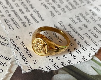 Gepersonaliseerde portretring met zegelring, gravure aan de buitenkant, keuze uit metaal en motief, klassiek ontwerp geïnspireerd op munten.