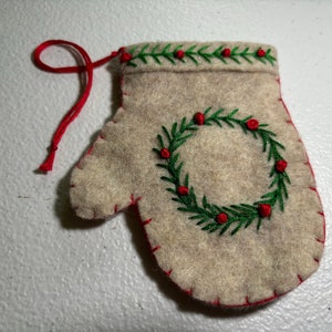 A guirlanda de Natal era um enfeite de luva.  Bordado à mão.  Cartão-presente/porta-dinheiro de dupla finalidade e ornamento.  Presente de Natal.
