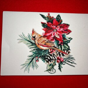 Tarjeta navideña hecha a mano con un cardenal de tela. Cardenal hembra con bayas, acebo, piñas y hojas verdes, flor de pascua. Interior en blanco. 5 x 7 pulgadas