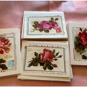 Handgefertigte Karte, blanko, Postkarte mit Rosenmotiv. Viktorianischer Stil rosa, rote, korallenfarbene Rosen auf französischem Postkartenstoff.