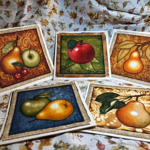 Bellissime carte di frutta autunnale fatte a mano. Interno vuoto. Immagini in tessuto di mele rosse e verdi, pere dorate e ciliegie su batik.