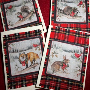 Cartes de Noël fabriquées à la main, vierges à l'intérieur, avec des images en tissu de renard, de raton laveur, d'écureuil et de lapin dans une scène enneigée avec un cardinal.