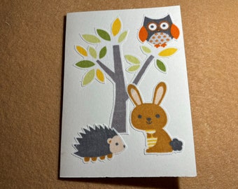 Cartes vierges sur le thème des créatures des bois avec un arbre en tissu, un hérisson, une chouette et un lapin. Parfait pour un cadeau pour bébé ou comme invitation pour une douche.