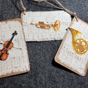 Etiquetas de regalo únicas para instrumentos musicales hechas de tela sobre cartulina artesanal. En blanco en la parte posterior. Partituras de tela. Instrumentos de tela. 2” x 3”