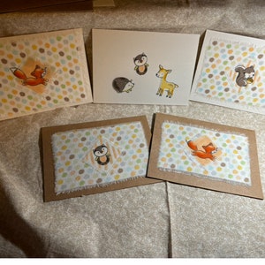 Cartes artisanales pour bébés/bambins avec des animaux des bois en tissu (renard, écureuil, hérisson, hibou, faon/cerf) sur un fond en flanelle à pois.