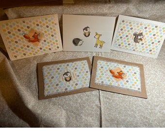 Cartes artisanales pour bébés/bambins avec des animaux des bois en tissu (renard, écureuil, hérisson, hibou, faon/cerf) sur un fond en flanelle à pois.