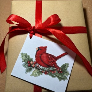 Tarjeta de regalo cardinal de Navidad.  Precioso cardenal de tela cortado a mano sobre cartulina con cinta de raso roja para añadir alegría navideña a los regalos.  Juego de 6