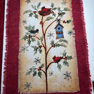 Handgefertigte Weihnachtskarte, die innen blanko ist, mit Kardinälen, Vogelhaus, Vogelnest, anderem Vogel, Stechpalme, Kiefer und Schneeflocken.