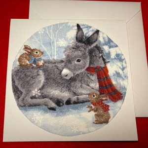 Handgefertigte Weihnachtskarte mit edlem Flanell Esel und Häschen.  Innen leer.  Schnee, Esel mit Schal, süße Häschen. Maße: 14 x 14 cm