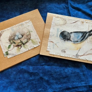 Tarjeta para toda ocasión hecha a mano, en blanco por dentro, con pájaros de tela y nido con huevos. Para los cumpleaños, gracias, que te mejores, pensando en ti.