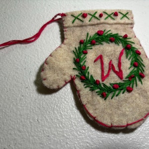 Personalisierte Weihnachtsfilzhandschuhverzierung und Geschenkkartenhalter.  Handgestickter Kranz mit Beeren und Ihrer Wahl von Buchstabe / Initial.