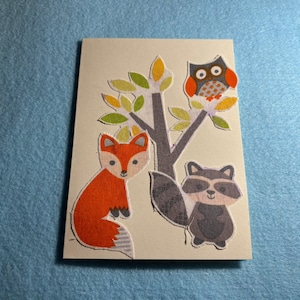 Cartes vierges sur le thème des créatures des bois avec un arbre en tissu, un renard, une chouette et un raton laveur. Parfait pour un cadeau pour bébé ou comme invitation pour une douche.