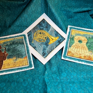 Tarjetas de felicitación para toda ocasión, hechas a mano, en blanco por dentro, con temática musical. Tocador de trompa, guitarra y saxofón sobre tela batik. Cumpleaños, mejórate pronto