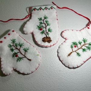 Cadeaukaart/geldhouder ornament. Handgeborduurd op vilten want kerstboomornament. Aangepaste bestellingen beschikbaar.  Veel stijlen beschikbaar.