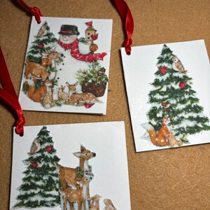 Étiquettes pour cadeaux de Noël fabriquées à la main avec des morceaux de tissu coupés à la main. Bonhommes de neige, animaux des bois, arbres de Noël vivants enneigés. Lot de 6 (2 de chaque)